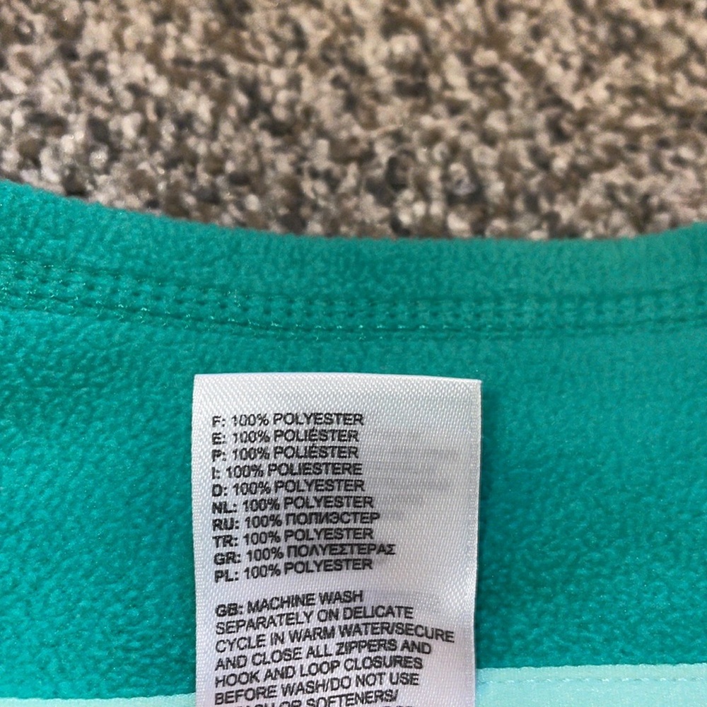 The North Face women’s size XL/TG. 100% polyester. - Picture 6 of 7